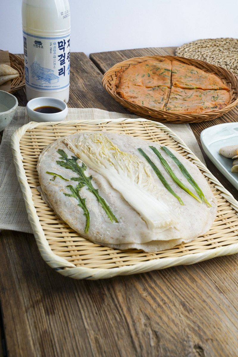 소쿠리에 담아낸 메밀부침 한 장