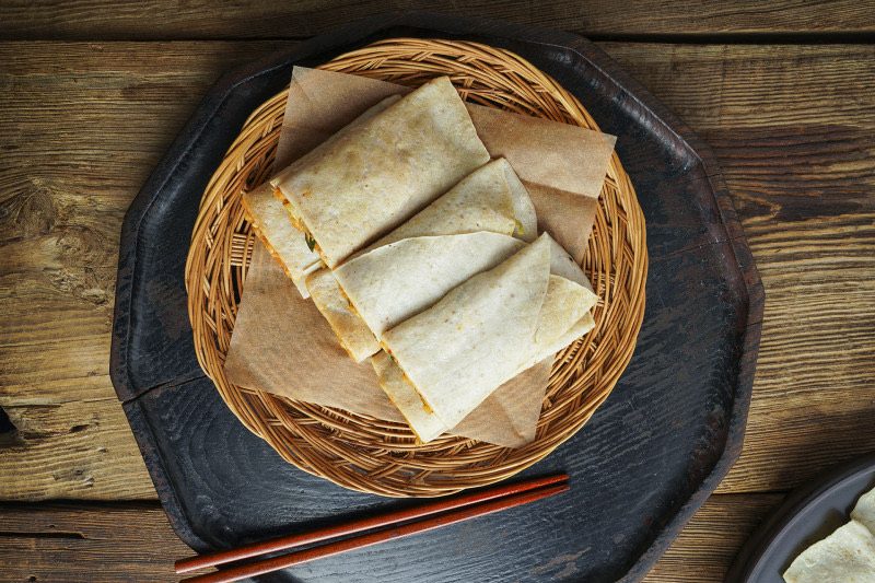소쿠리에 삼각으로 접어 담은 메밀전병
